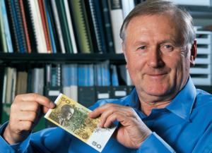 Prof. Richard Wielebinski z nietypowym banknotem
