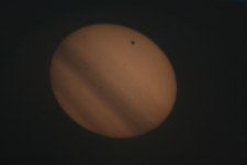 Wenus na tle zaplamionego Słońca i chmur