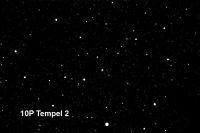Kometa 10P Tempel 2 (w środku zdjęcia)